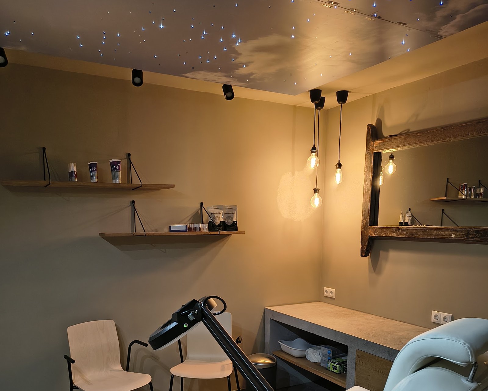 De behandelkamer van Pedicuresalon Oppe Ruiver: een witte pedicurestoel, warme hanglampjes en een plafond met sterretjes