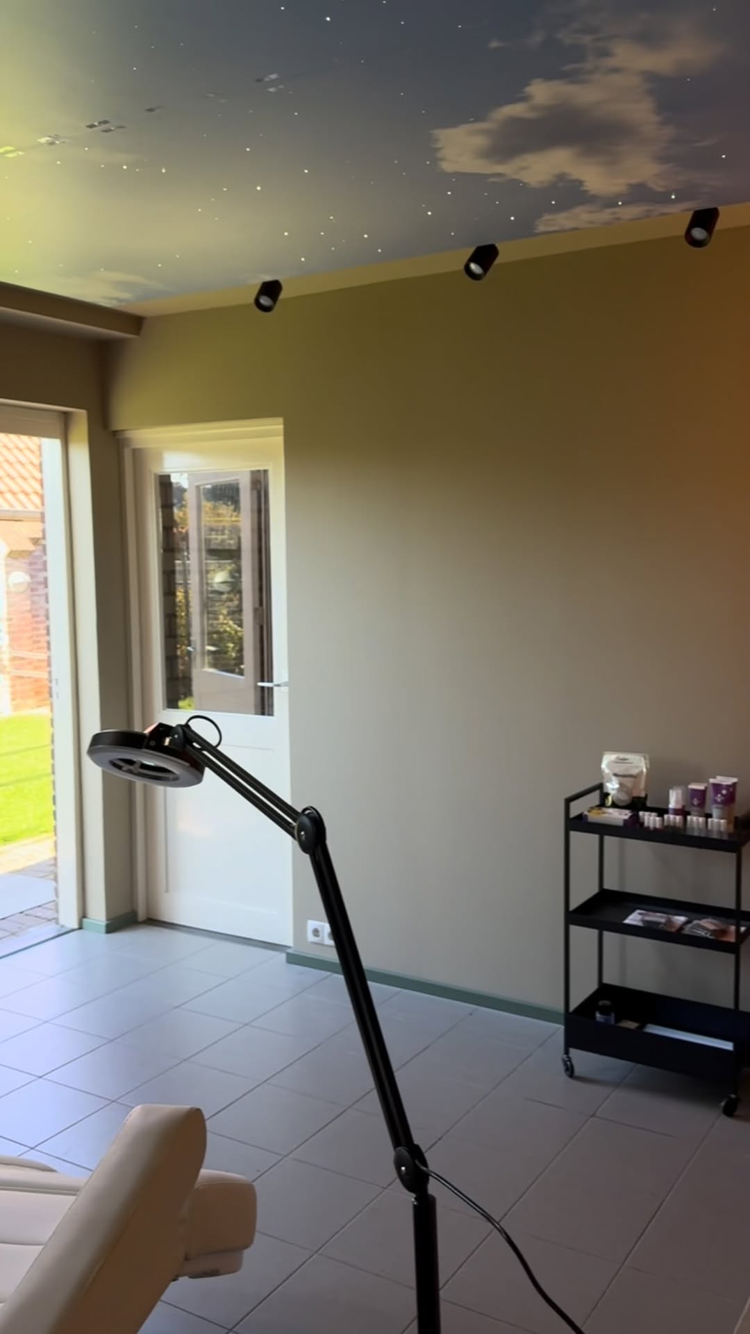 De behandelkamer met de deur open naar de tuin